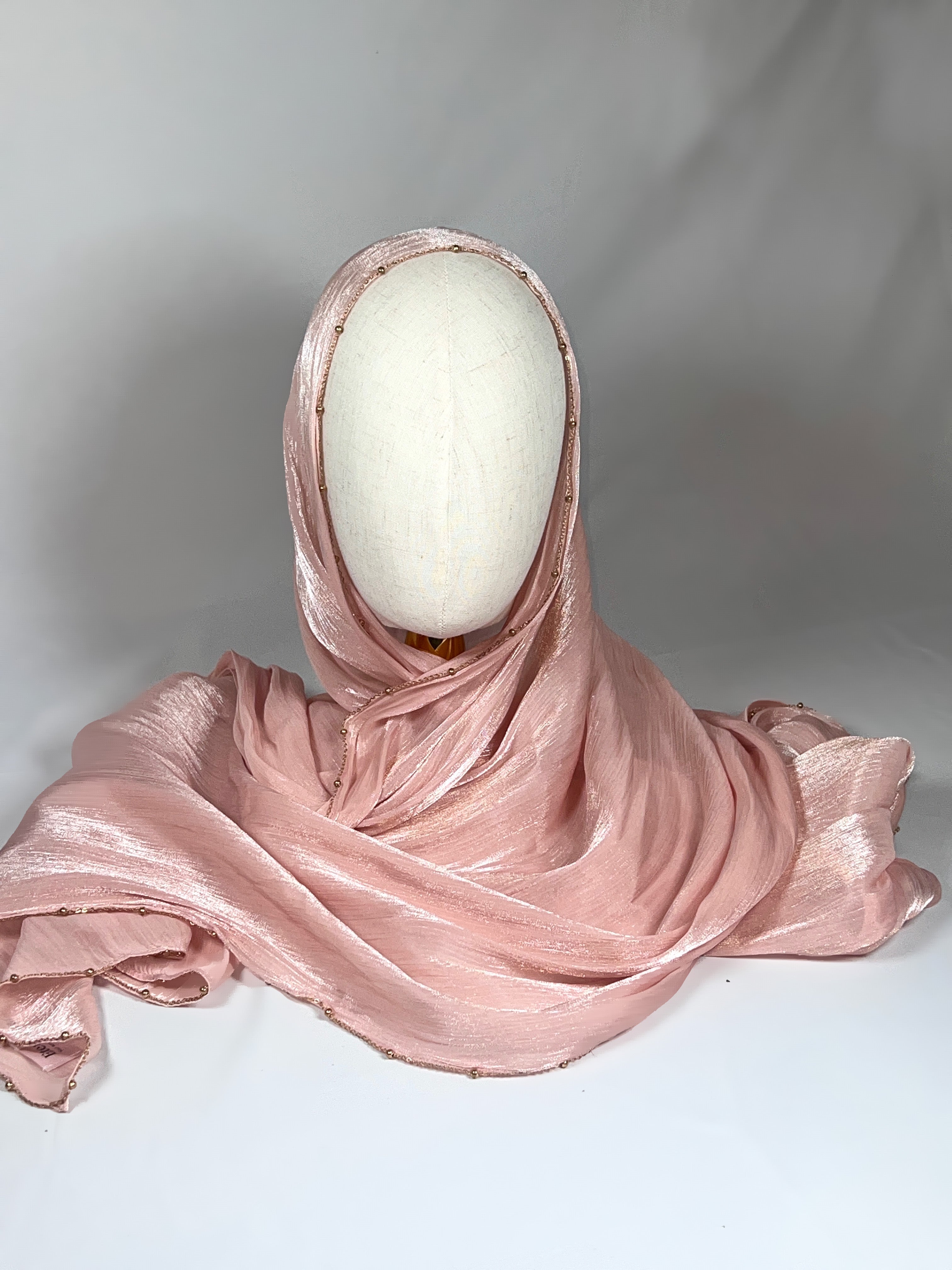 Geriptes Chiffon mit Perlenkette
