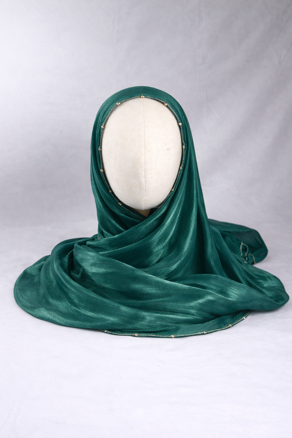 Geriptes Chiffon mit Perlenkette