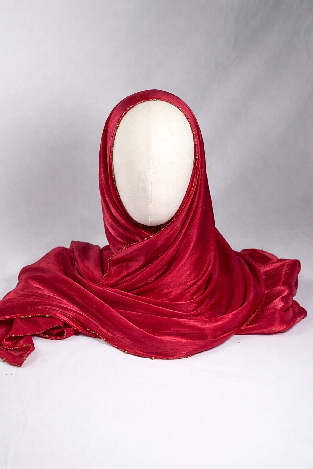 Geriptes Chiffon mit Perlenkette