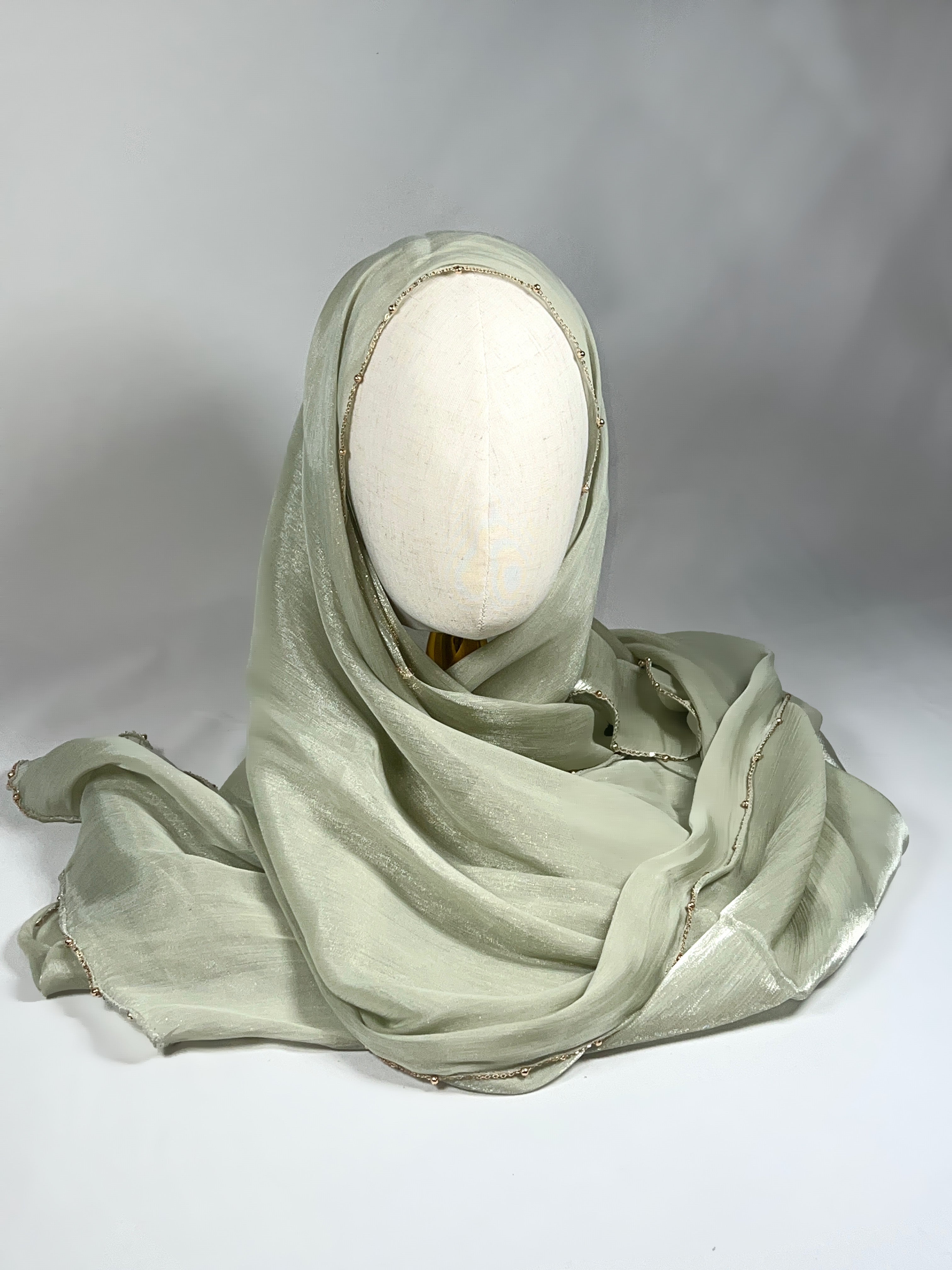 Geriptes Chiffon mit Perlenkette
