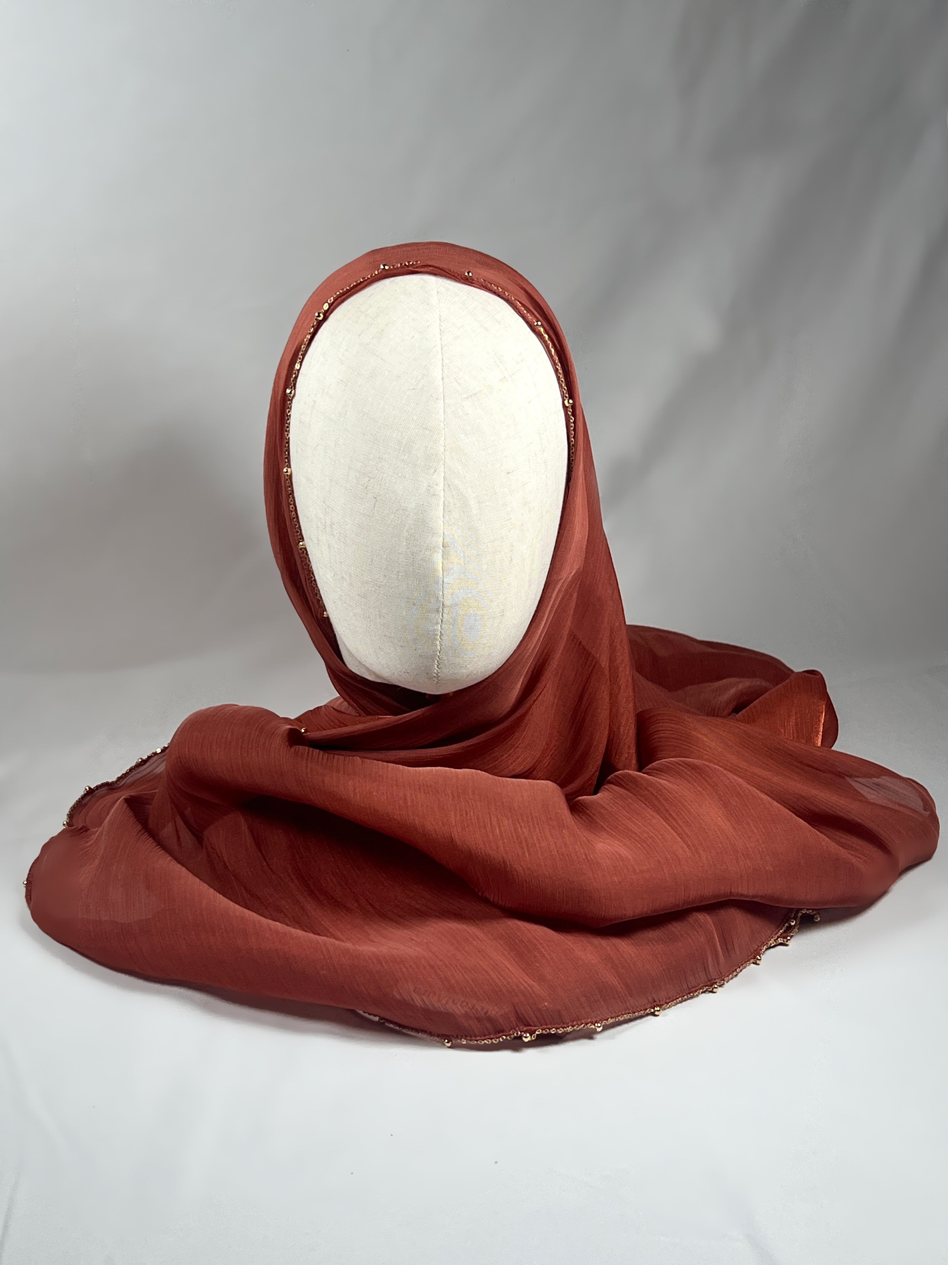 Geriptes Chiffon mit Perlenkette
