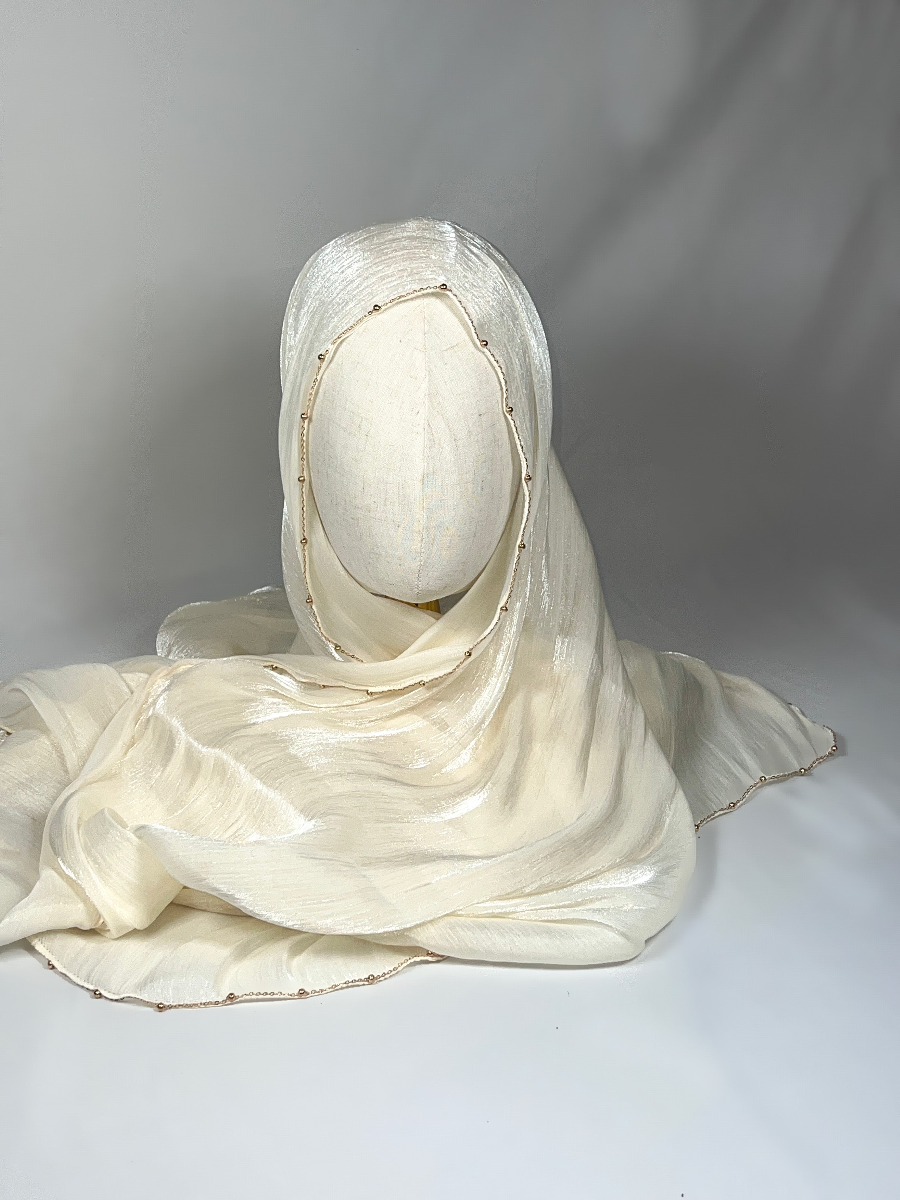 Geriptes Chiffon mit Perlenkette