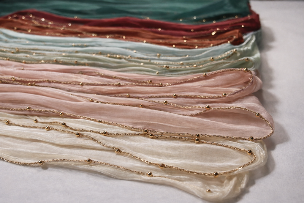Geriptes Chiffon mit Perlenkette