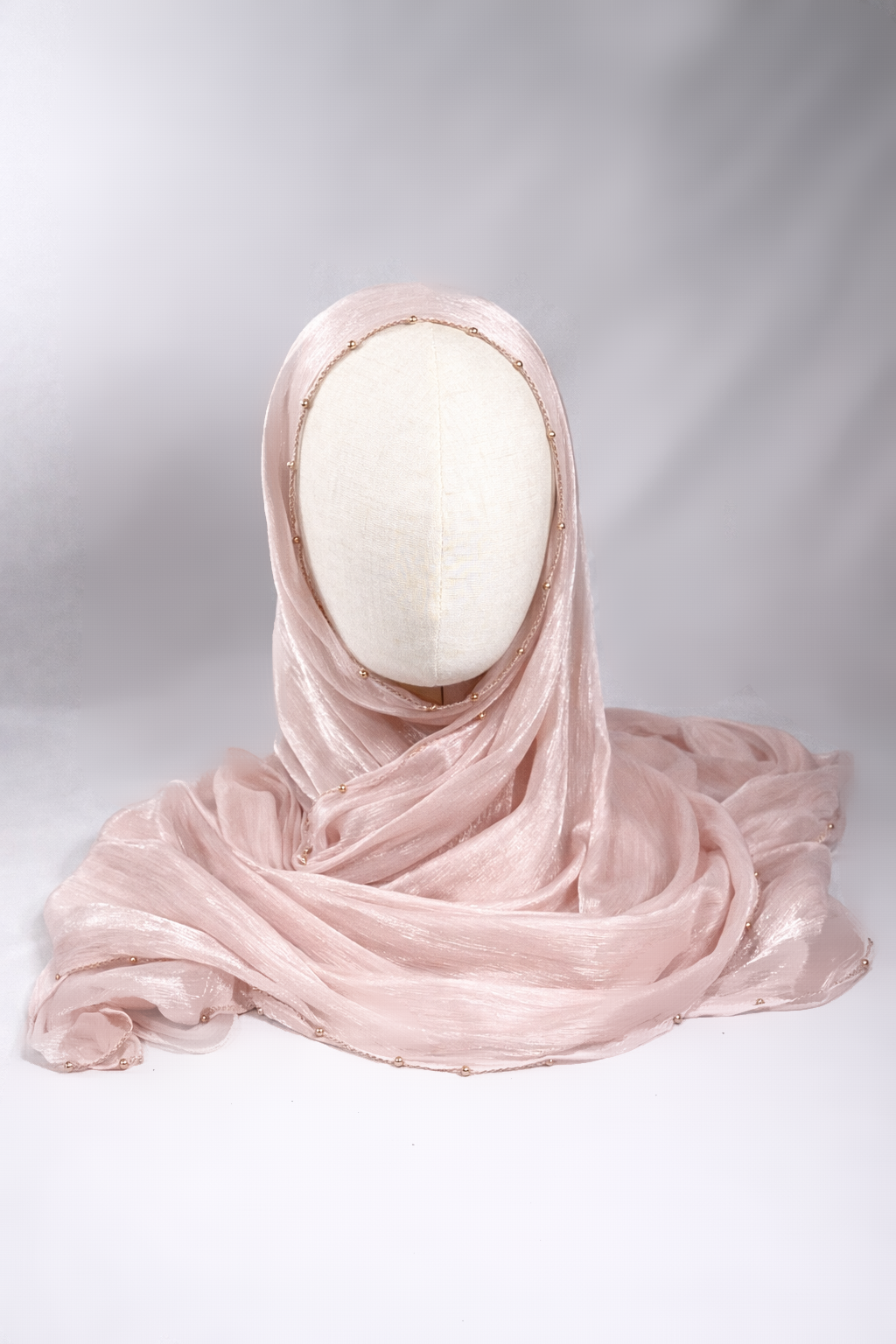 Geriptes Chiffon mit Perlenkette