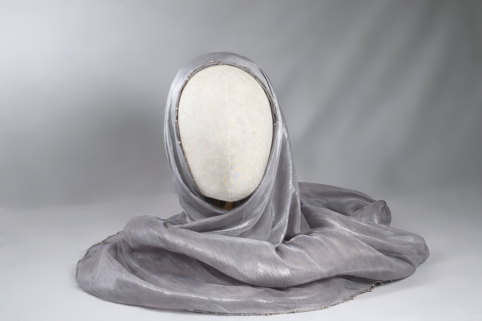 Geriptes Chiffon mit Perlenkette