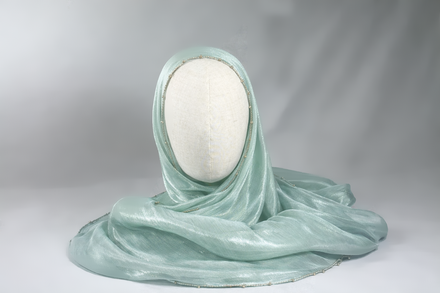 Geriptes Chiffon mit Perlenkette