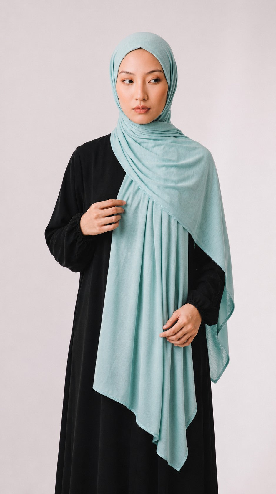 Model trägt ein hellblaues Eternal Aura Hijab aus weichem Jersey zu einem schlichten schwarzen Kleid