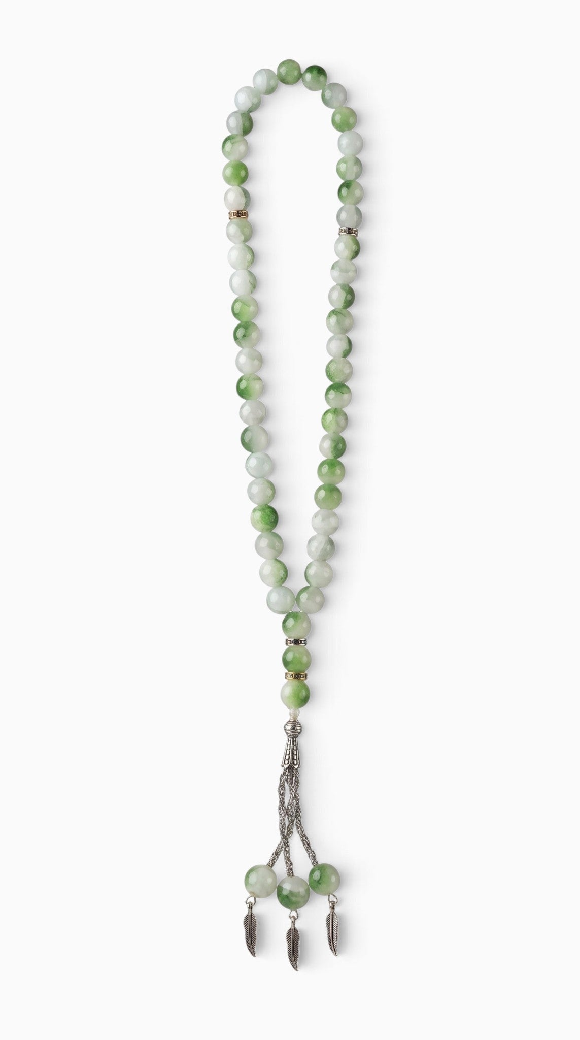 Eternal Aura Misbaha Gebetskette aus grün-weißem Jade mit silbernen Quasten und Federanhängern