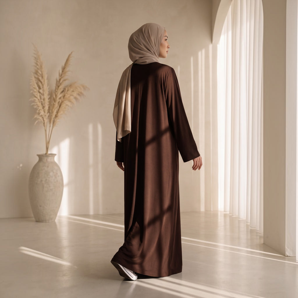 Eternal Aura Serein Abaya in dunkelbraun mit passendem beigen Hijab in einem hellen, minimalistischen Raum
